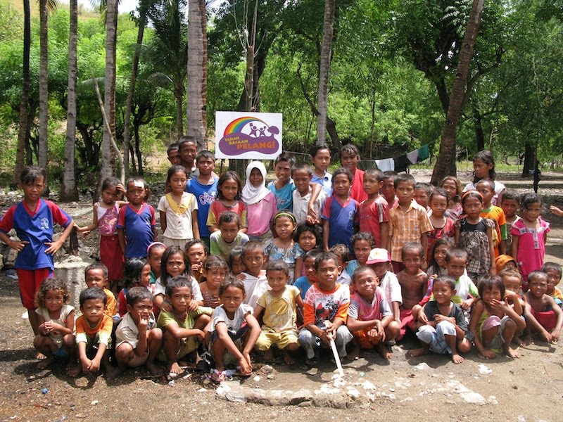 Taman Bacaan Pelangi (Rainbow Reading Gardens) is now on Rinca Island!