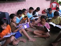 Taman Bacaan Pelangi Menyapa Anak-anak di Kampung Roe