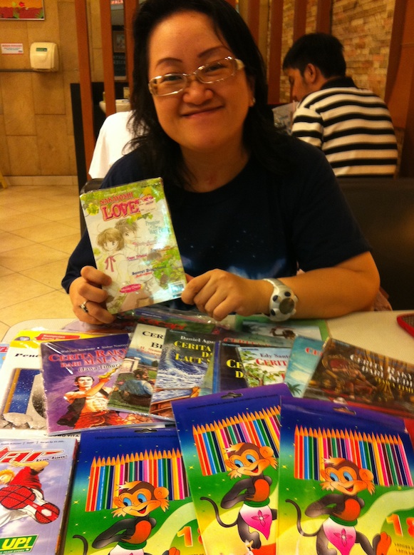 “Kue” Sale Raises Money for Books