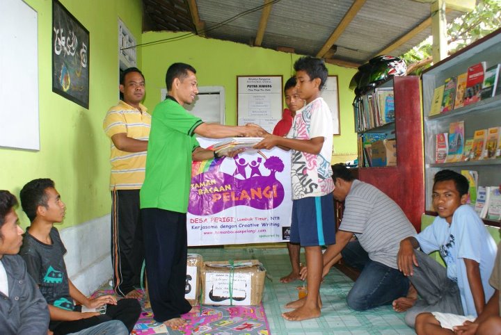 Asyiknya belajar, bermain dan berkumpul di Taman Bacaan Pelangi