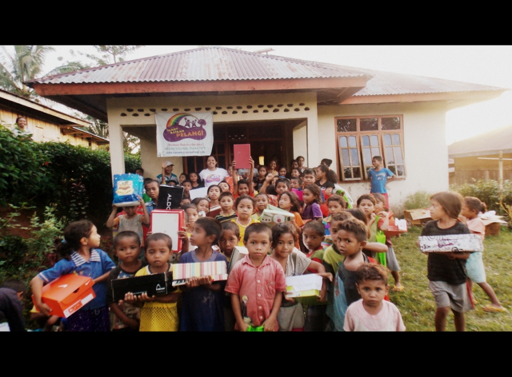 Kado Natal untuk Anak-anak Pelangi di Kampung Rebak, Flores