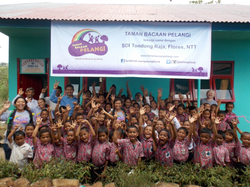 Tari Caci Membuka Peresmian Perpustakaan Taman Bacaan Pelangi di SDI Tondong Raja, Flores