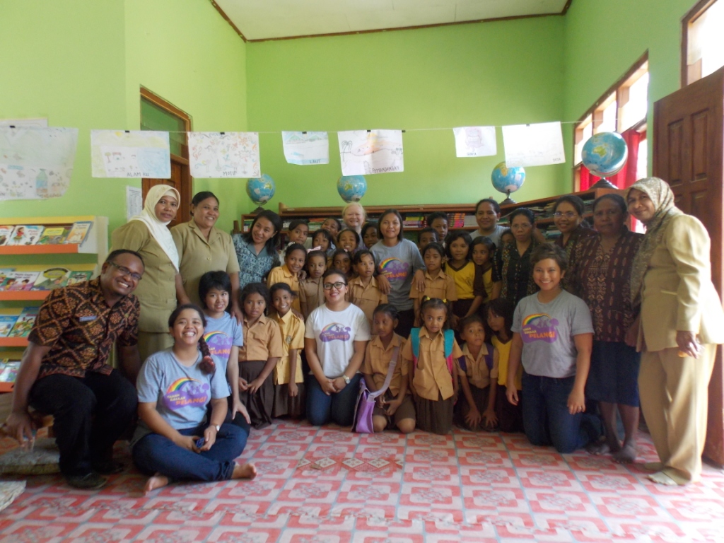 Pustakawan SDN Labuan Bajo 1 Gembira Menyambut Peresmian Perpustakaan Taman Bacaan Pelangi