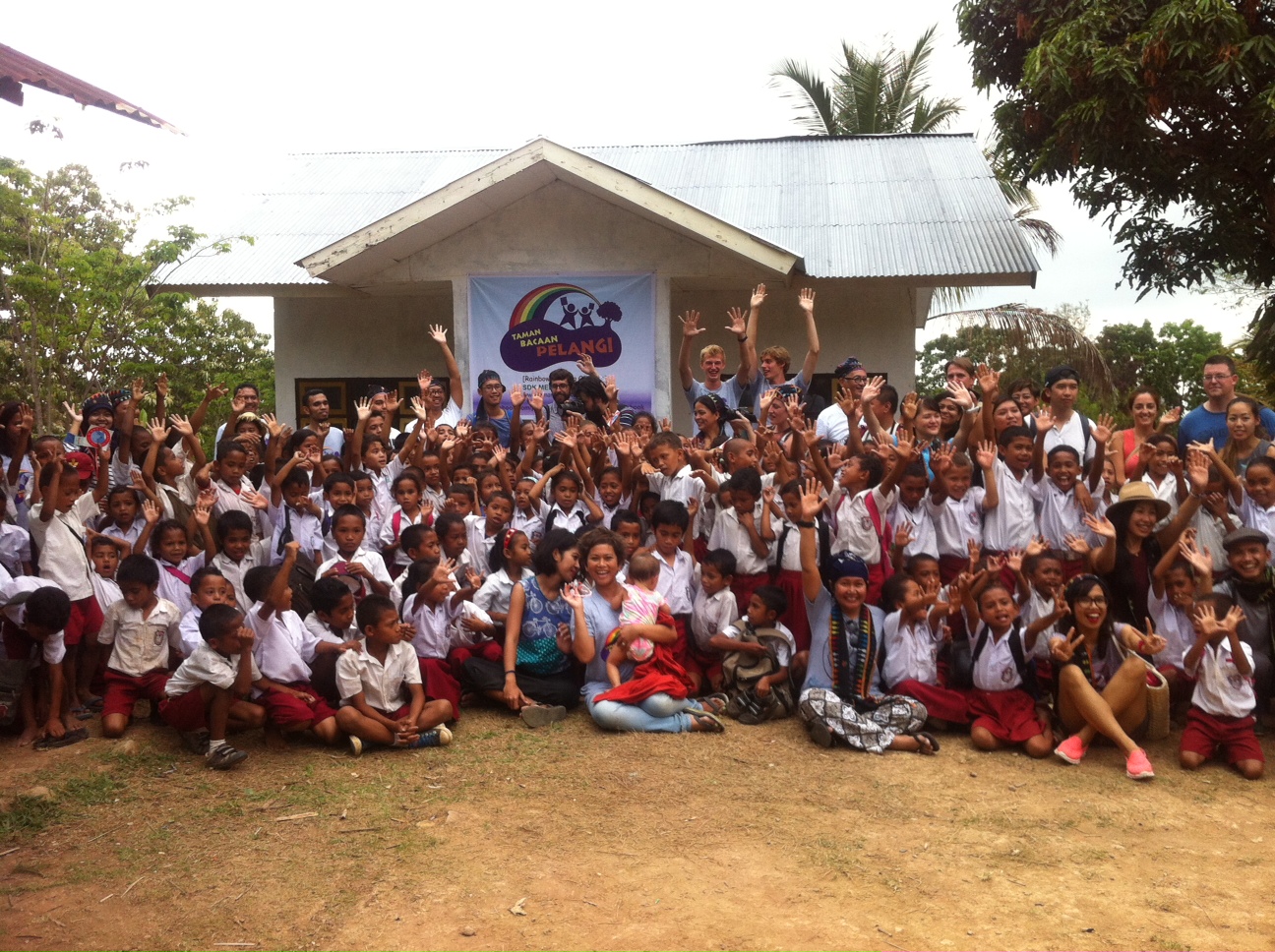 35 Travel Bloggers dari 14 Negara Mengunjungi Perpustakaan Taman Bacaan Pelangi di SDK Melo, Flores