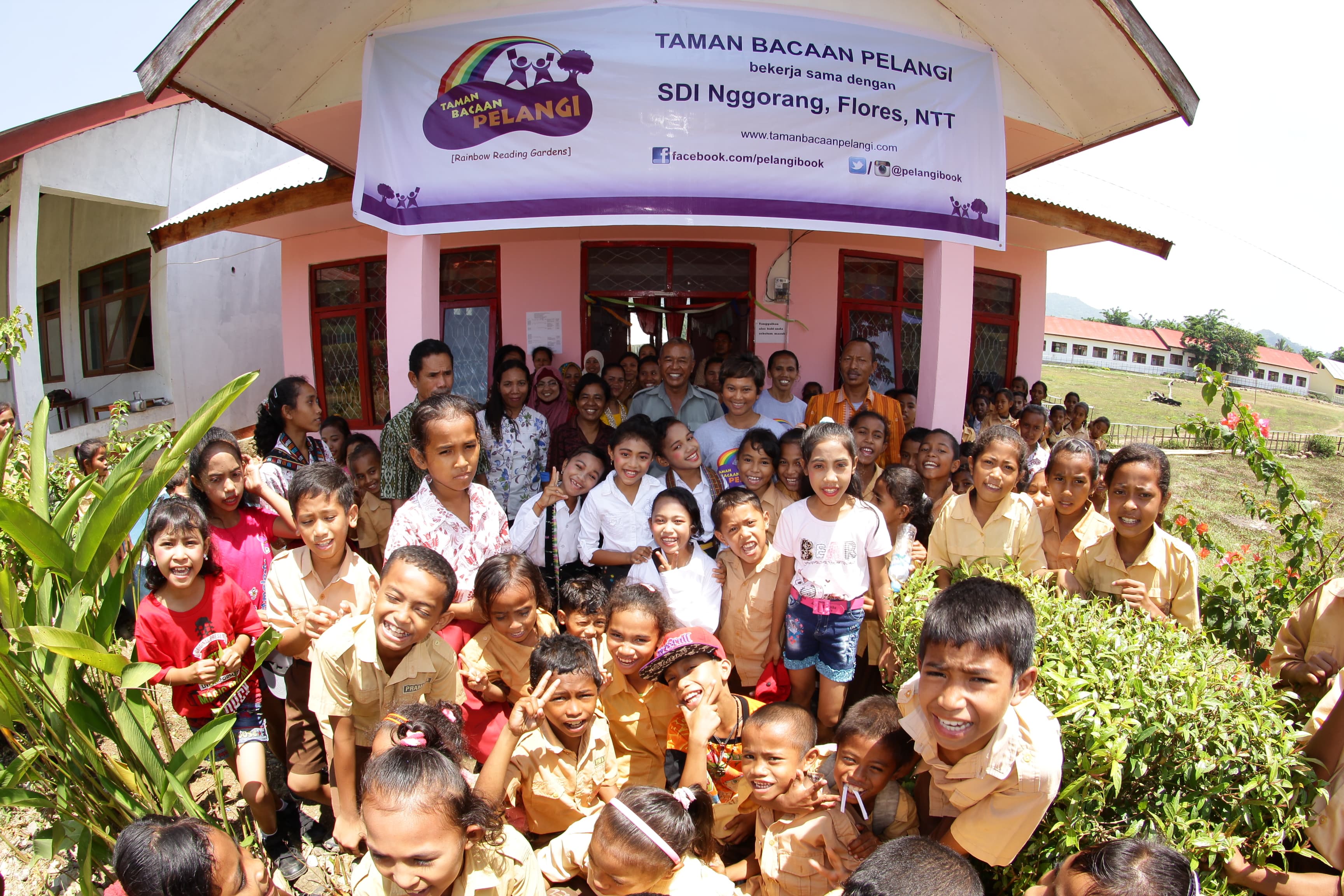 Tari Jai Bersama Menjadi Tanda Resminya Perpustakaan Taman Bacaan Pelangi ke-37 di SDI Nggorang, Flores