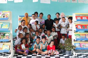 Nuansa Adat Manggarai dalam Peresmian Perpustakaan Taman Bacaan Pelangi di SDI Merombok, Flores