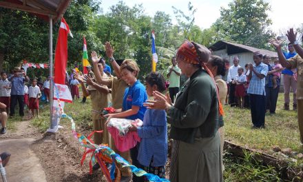 Inaugurating the 45th Library at SDI Macan Tanggar, West Manggarai