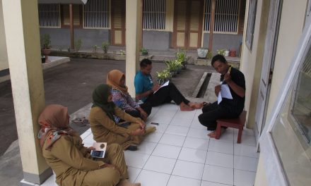 Pelatihan Perpustakaan Bersama Guru-guru SDN 2 Naira