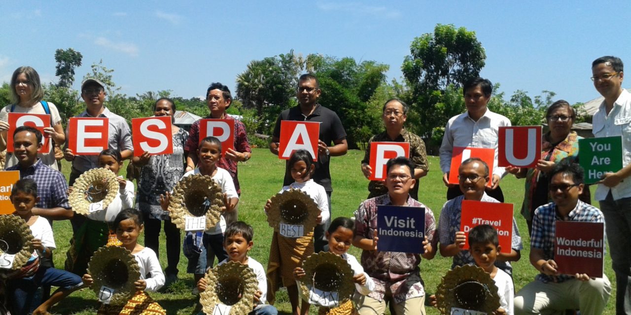 Kunjungan Peserta Diklat Sesparlu Angkatan 18 di Perpustakaan TB Pelangi di SDN Lancang, Komodo, Flores, NTT