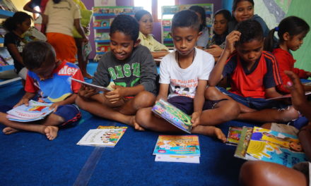 Para Juara ‘Big Book Competition’ Menerima Hadiah Buku