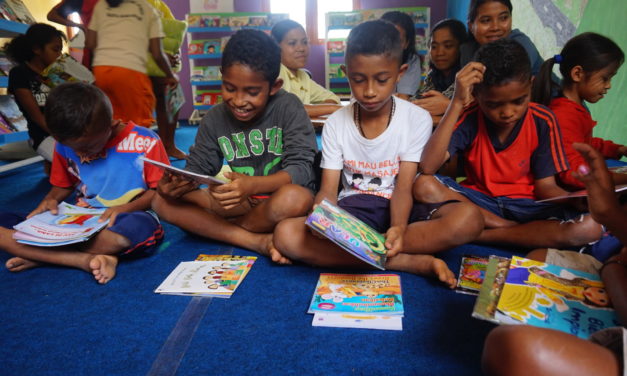 Para Juara ‘Big Book Competition’ Menerima Hadiah Buku