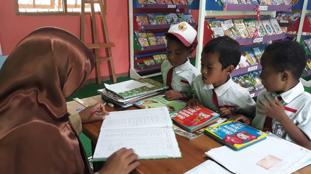 Meminjam Buku Perpustakaan, untuk Siapa Saja? Taman Bacaan Pelangi