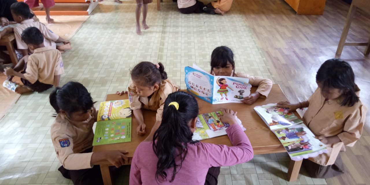 Taman Bacaan Pelangi Among Children of Patchouli Farmers in Siontapina