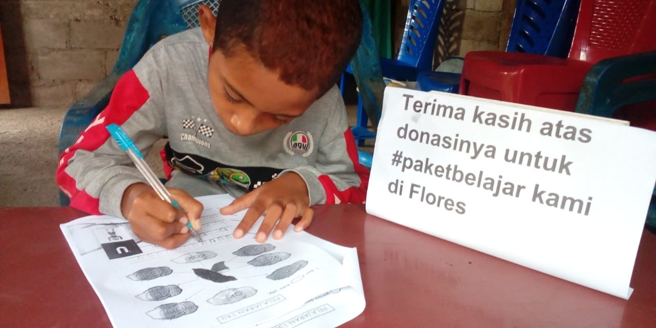 Penyaluran #Paketbelajar untuk siswa kelas  1 di Flores