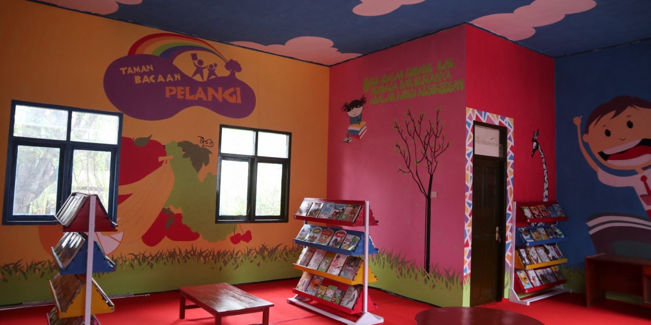 Perpustakaan Taman Bacaan Pelangi pertama di Tanah Mandar