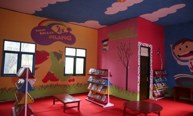 Perpustakaan Taman Bacaan Pelangi pertama di Tanah Mandar