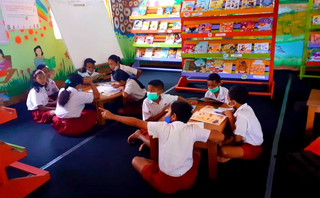 Ayo Kita Serbu Perpustakaan! – Semangat Membaca Siswa-Siswi SDK Wolotolo