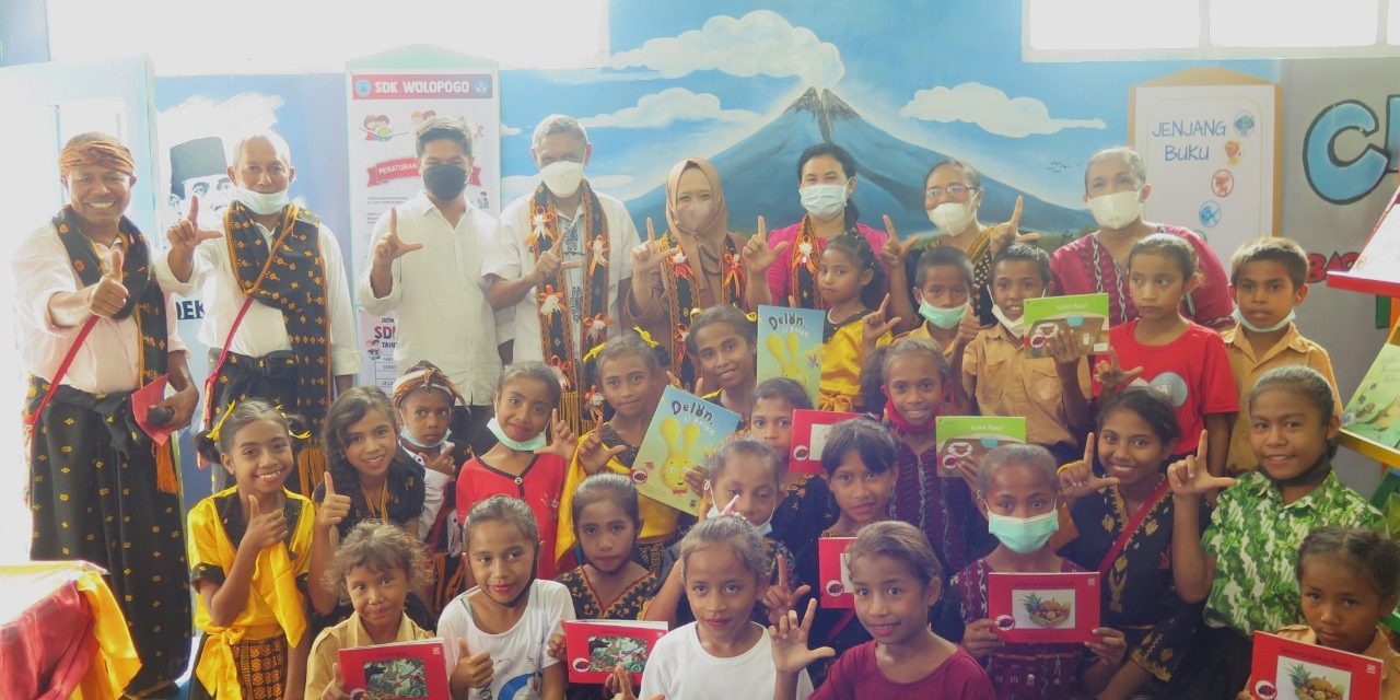 Peresmian Perpustakaan Ramah Anak Taman Bacaan Pelangi yang ke – 142 di SDK Wolopogo, Kab. Nagekeo, NTT.