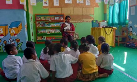 Serunya Membaca Lantang Bersama Ibu Skolastika di Perpustakaan  SDK Nggolonio