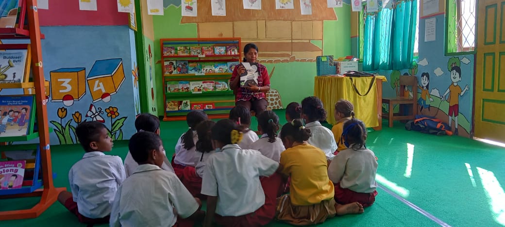 Serunya Membaca Lantang Bersama Ibu Skolastika di Perpustakaan  SDK Nggolonio