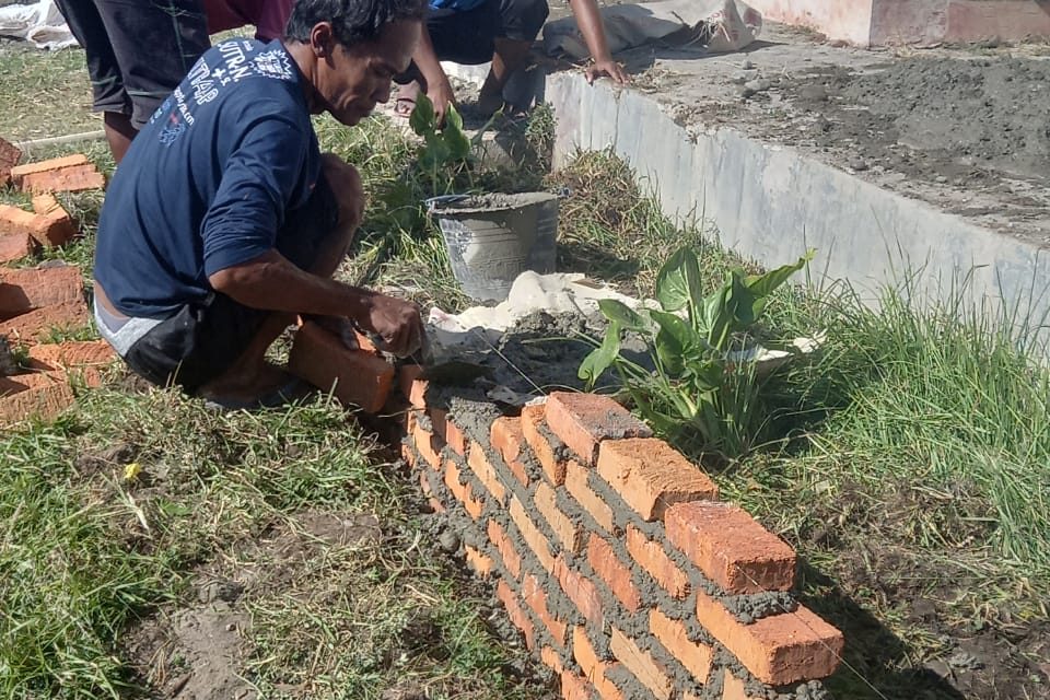 Gotong Royong Alumni dan Remaja Masjid untuk Merenovasi Perpustakaan di SDN Kaburea, Nagekeo.