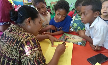 Kisah Ibu Yeni, Pustakawan SD Katolik Nggolonio, Kabupaten Nagekeo