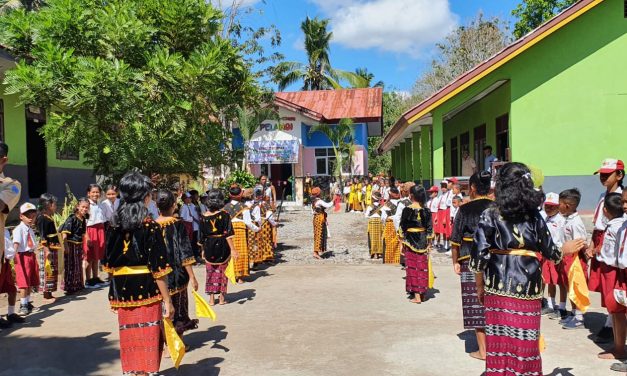 Kepala Sekolah Baru, Semangat Baru! Semarak Peresmian di SDK Natanage.