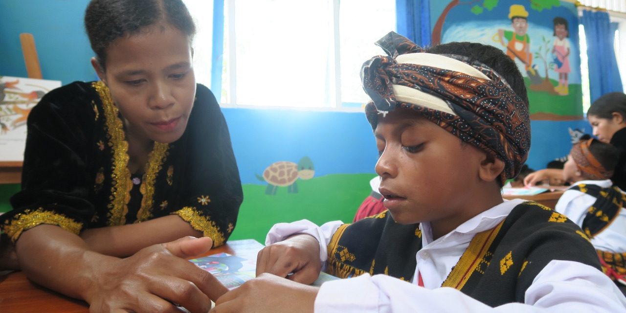 GURU SDI KEKAKAPA SERBA BISA DEMI MENYUKSESKAN PERPUSTAKAAN RAMAH ANAK