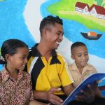 Kisah Pak Arto, Pustakawan Penggerak Literasi di SDI Padhapae