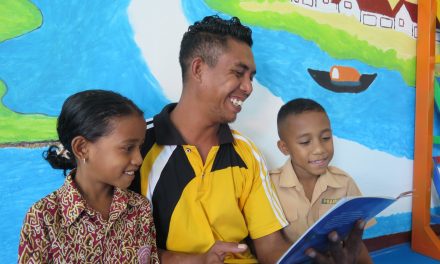 Kisah Pak Arto, Pustakawan Penggerak Literasi di SDI Padhapae