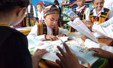 SEMANGAT WARGA SEKOLAH DALAM MENYAMBUT PERPUSTAKAAN RAMAH ANAK di SDK Mauponggo