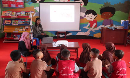 Fun Reading with Digital Books: Literacy Cloud Training at Pammulukang Elementary School, Mamuju