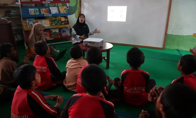 Workshop of Fun Reading with Digital Books in SDN Sejati, Central Mamuju