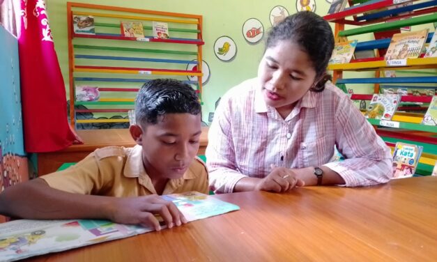 Dari Kesulitan Menuju Kesuksesan: Kemajuan Membaca Juan dengan Dukungan Rutin Guru di Perpustakaan