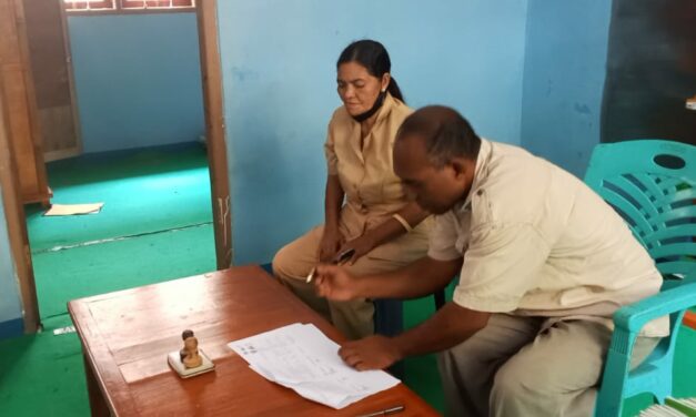 Students Witness the Signing of the Library Sustainability Agreement at SD Katolik Mabhambawa