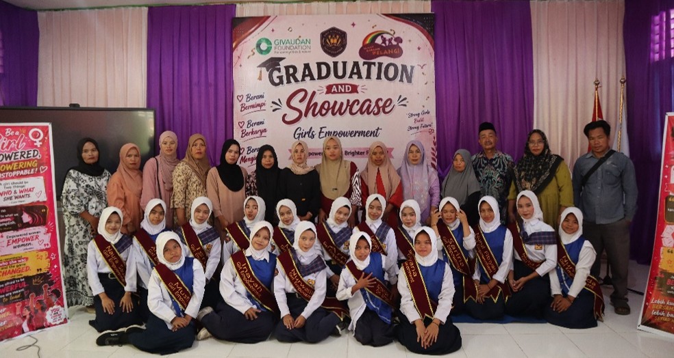 GRADUATION AND EXHIBITION OF THE GIRL EMPOWERMENT PROGRAM AT SMPN 7 MALUNDA
